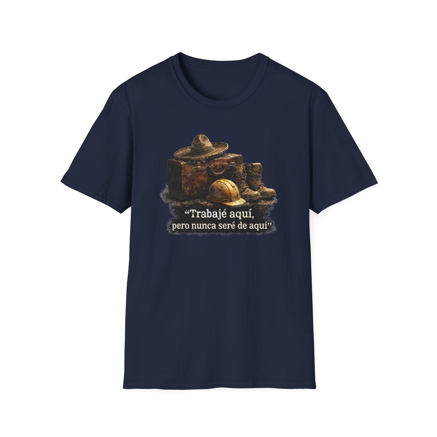 TRABAJE AQUI PERO NUNCA SERE DE AQUI - Unisex Soft Style T-Shirt