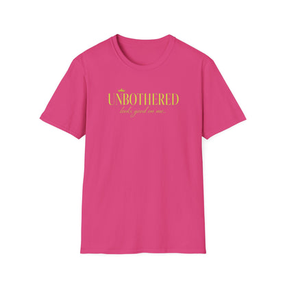 UNBOTHERED LOOKS GOOD ON ME - Unisex Soft Style T-Shirt