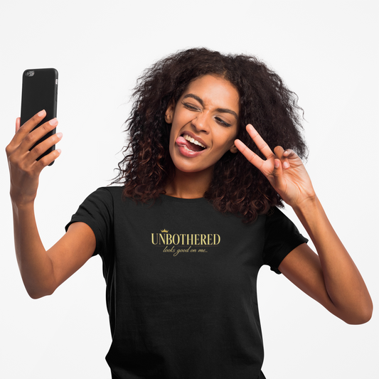 UNBOTHERED LOOKS GOOD ON ME - Unisex Soft Style T-Shirt
