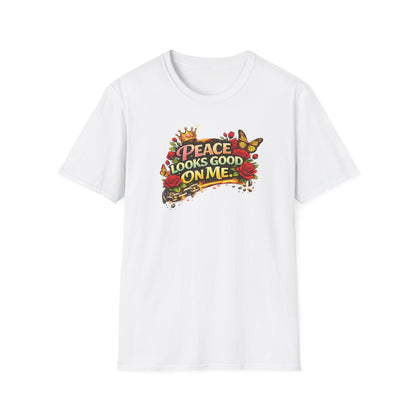PEACE LOOKS GOOD ON ME - Unisex Softstyle T-Shirt