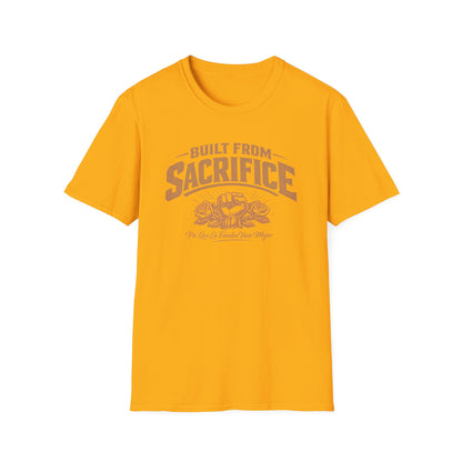 BUILT FROM SACRIFICE-Pa Que La Familia Viva Mejor -  Unisex Soft Style T-Shirt