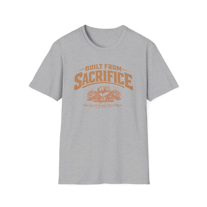 BUILT FROM SACRIFICE-Pa Que La Familia Viva Mejor -  Unisex Soft Style T-Shirt
