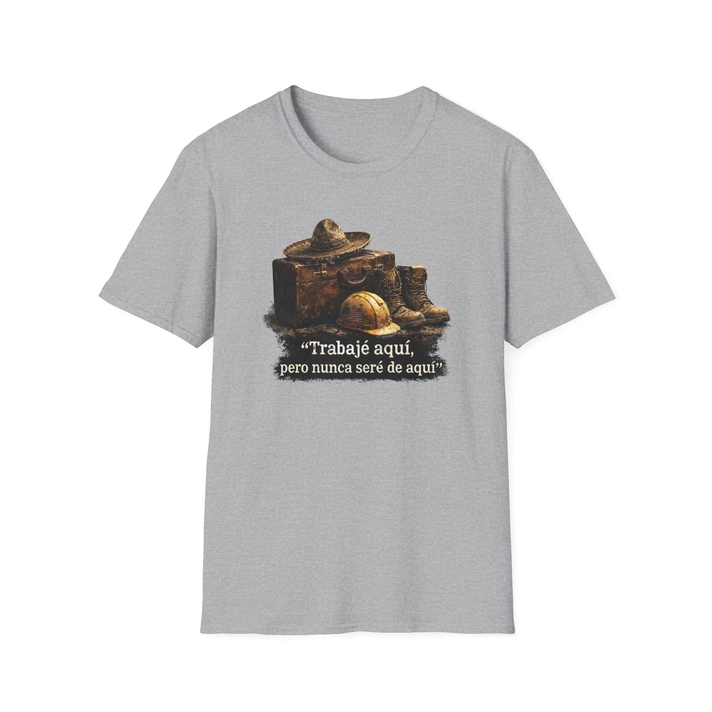 TRABAJE AQUI PERO NUNCA SERE DE AQUI - Unisex Soft Style T-Shirt
